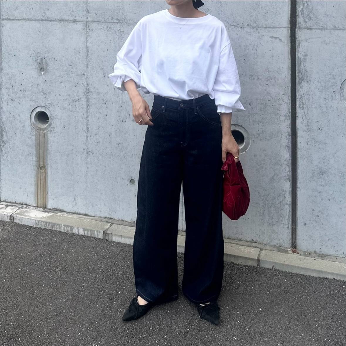 白トップス×デニムワイドパンツ