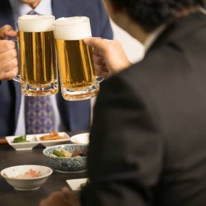 乾杯する人 