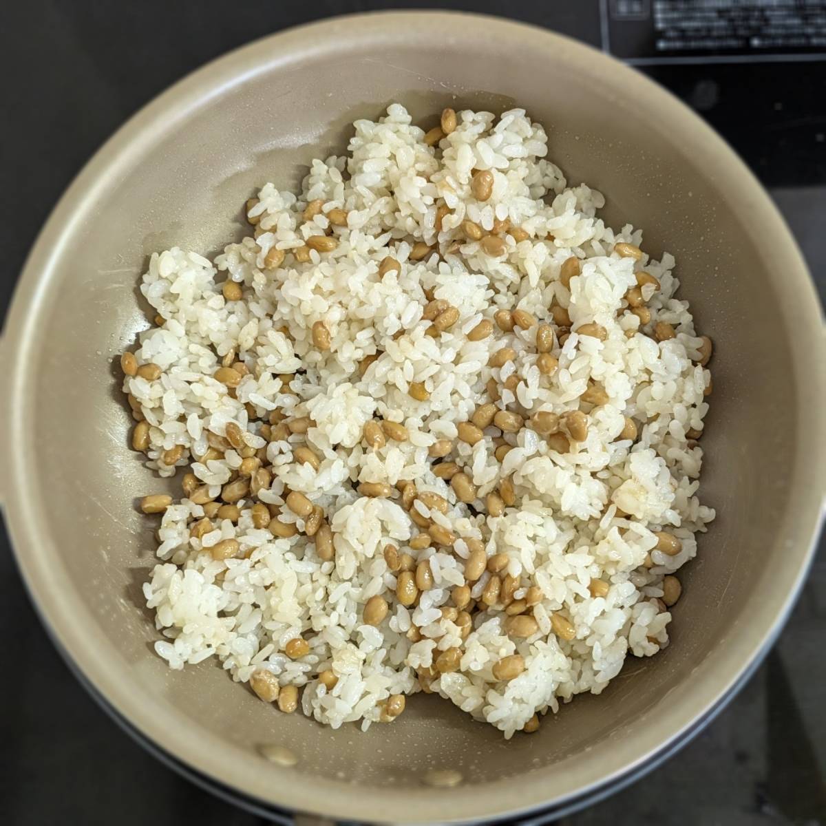 タカノフーズ公式の「ガーリック納豆チャーハン」のレシピ