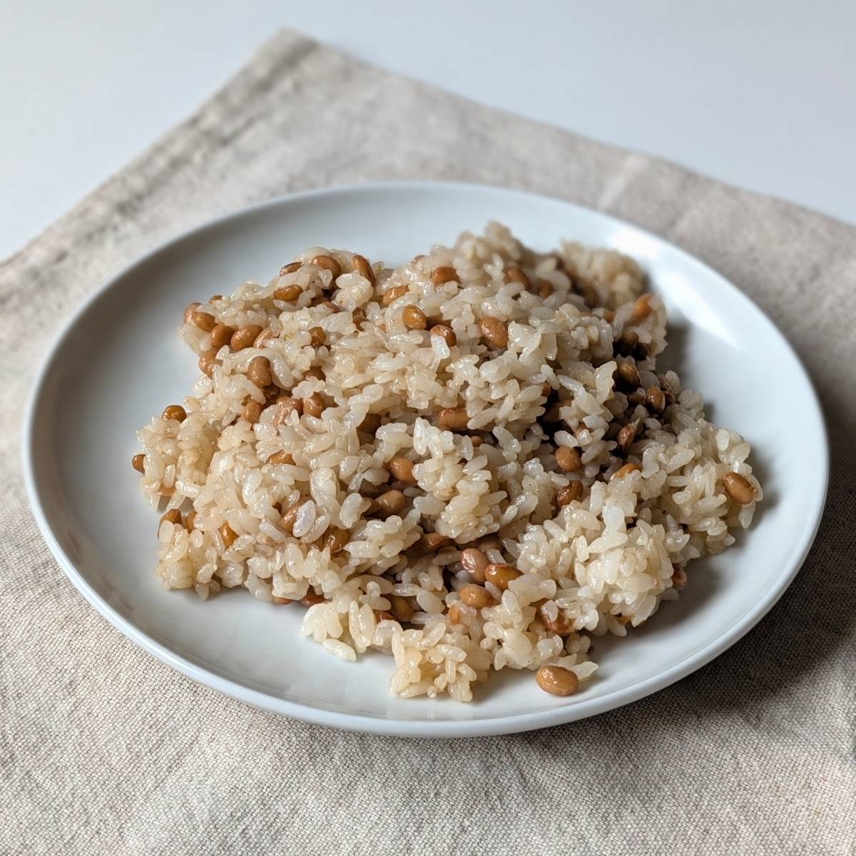 タカノフーズ公式の「ガーリック納豆チャーハン」のレシピ