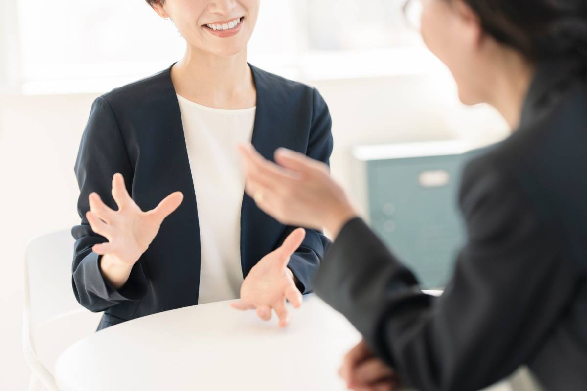 話す人