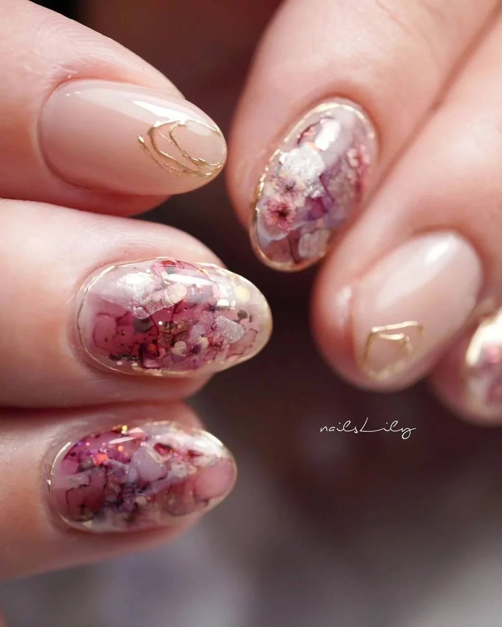 ベージュと押し花のニュアンスネイル