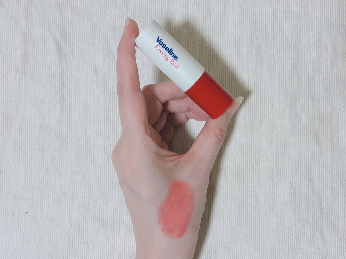 Vaseline ヴァセリン ヴァセリン リップ キッシングレッド 色付きリップ スウォッチ 本体 筆者手