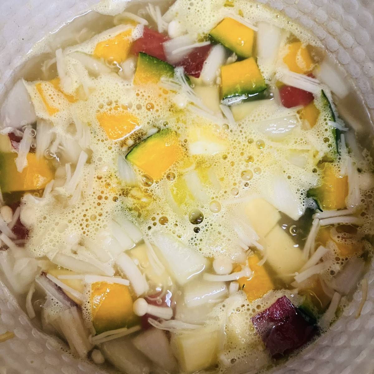 テーブルマーク公式の「かぼちゃの豆乳チャウダーうどん」のレシピ