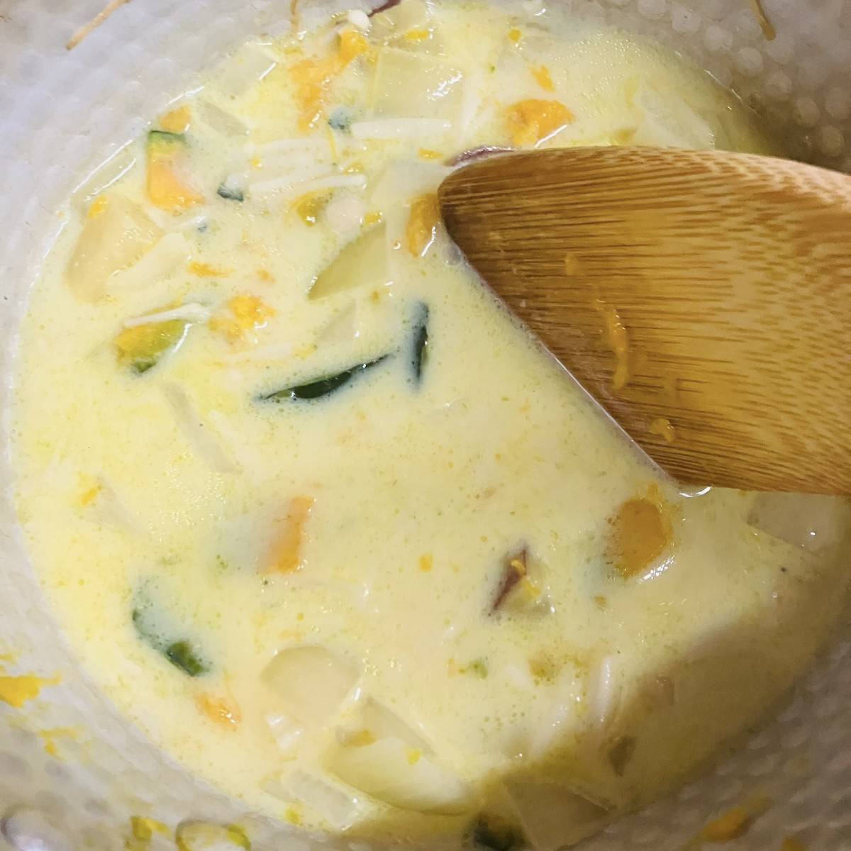 テーブルマーク公式の「かぼちゃの豆乳チャウダーうどん」のレシピ