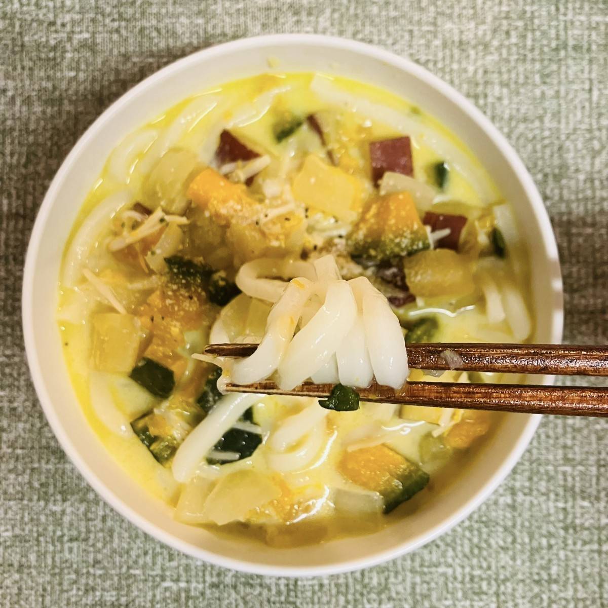 テーブルマーク公式の「かぼちゃの豆乳チャウダーうどん」のレシピ