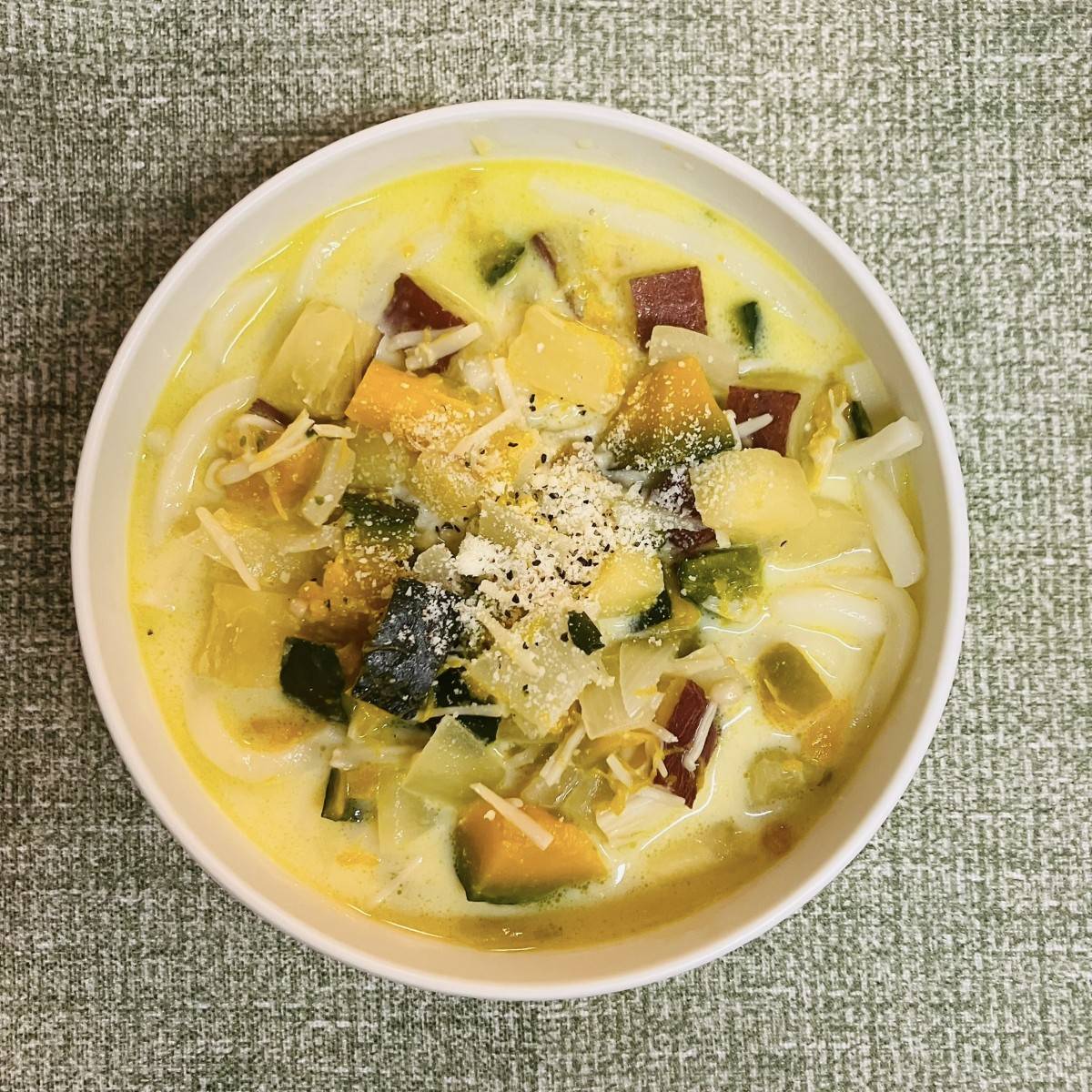 テーブルマーク公式の「かぼちゃの豆乳チャウダーうどん」のレシピ