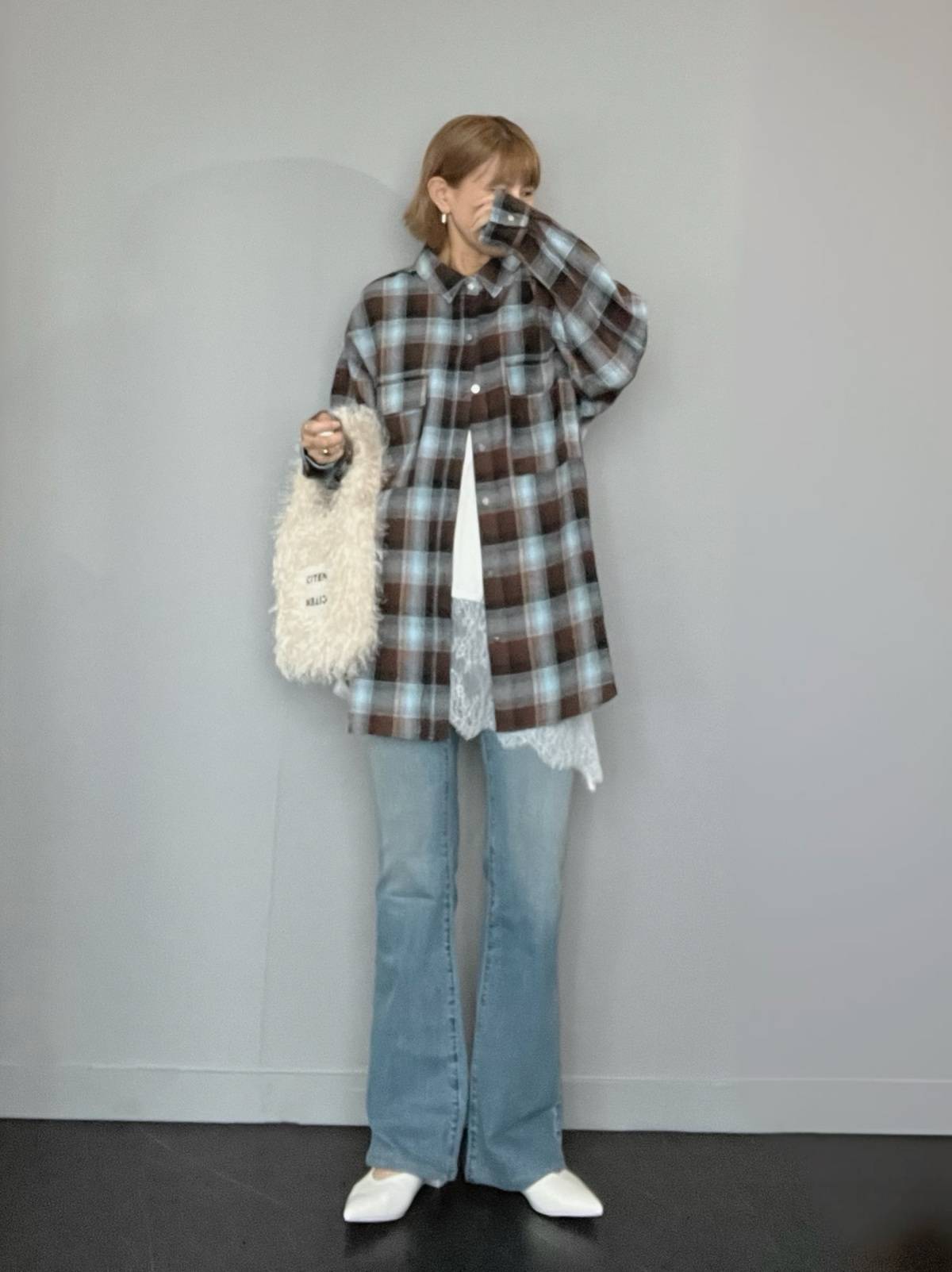 チェック柄シャツの裾からレースをチラ見せ♡