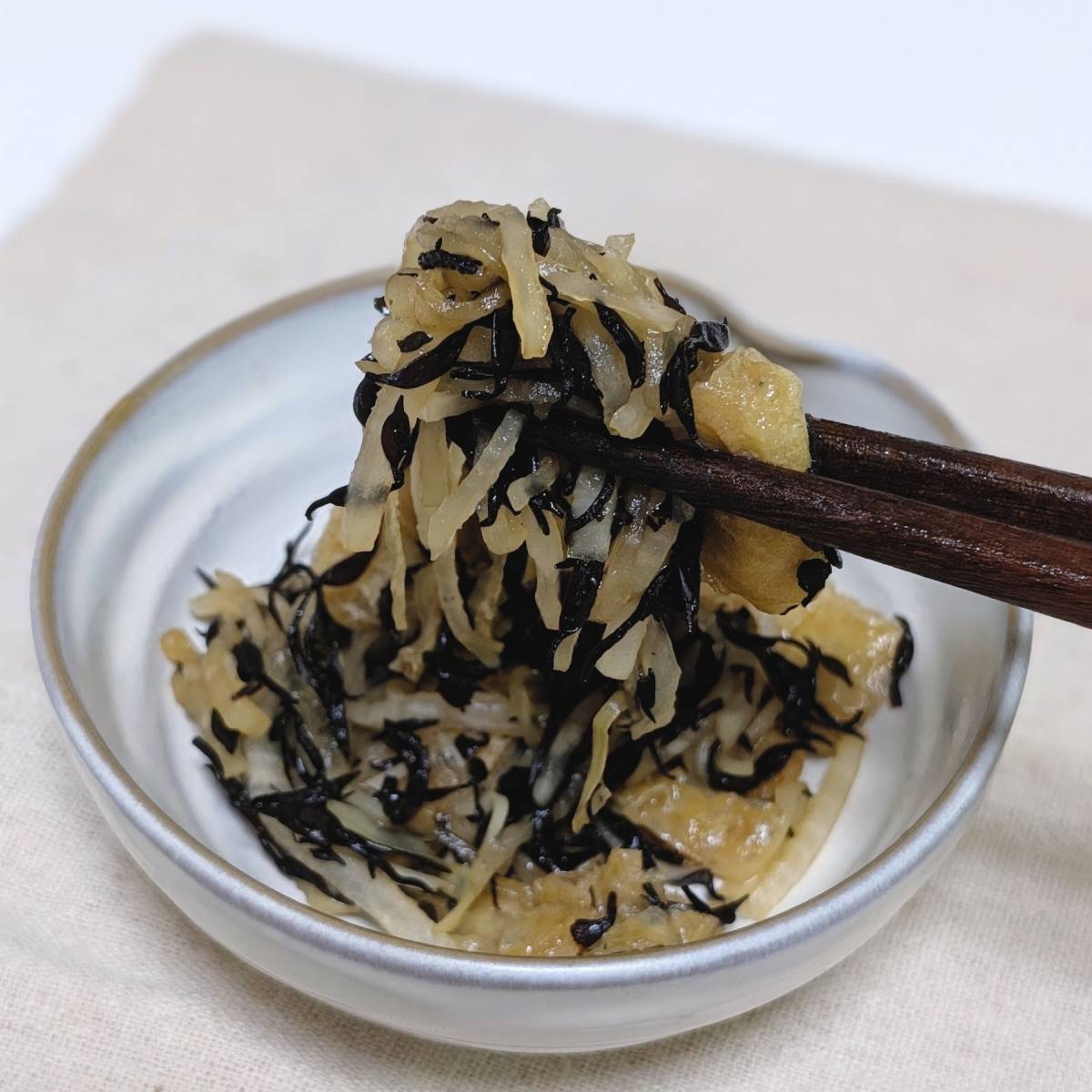 JAグループ公式の「節約レシピ♪大根の皮入り♪ひじきと油揚げの煮物」のレシピ