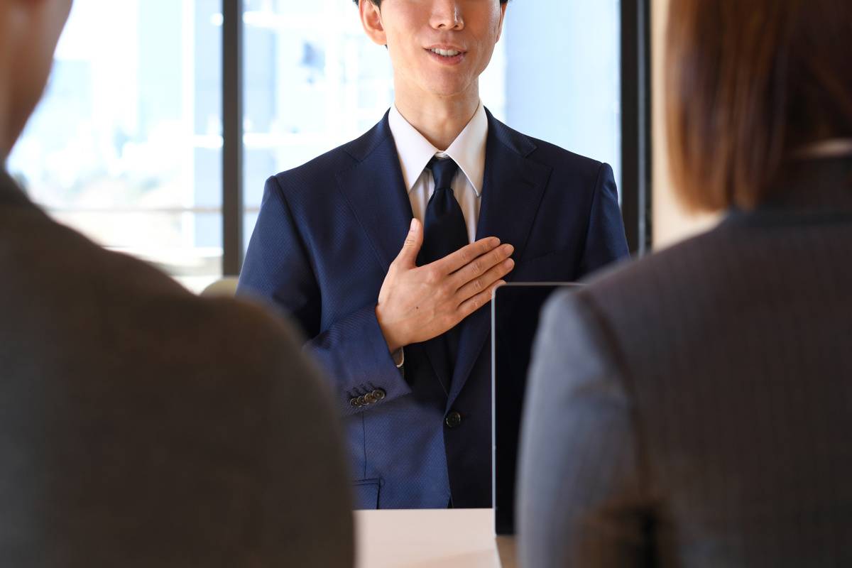 話す人