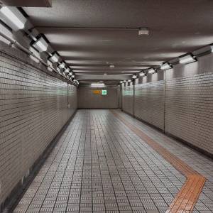 【ゾッとする怖い話】「階段、こちらですよ」地下通路で聞こえた声の正体