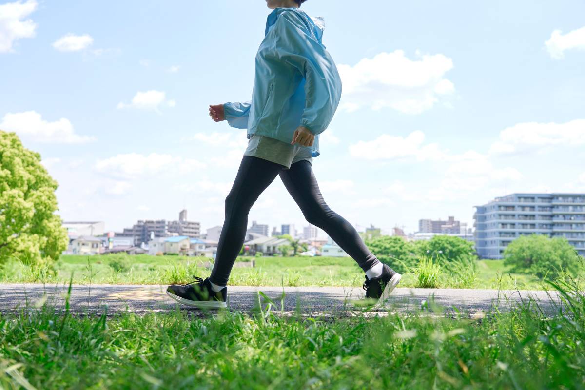 走る人