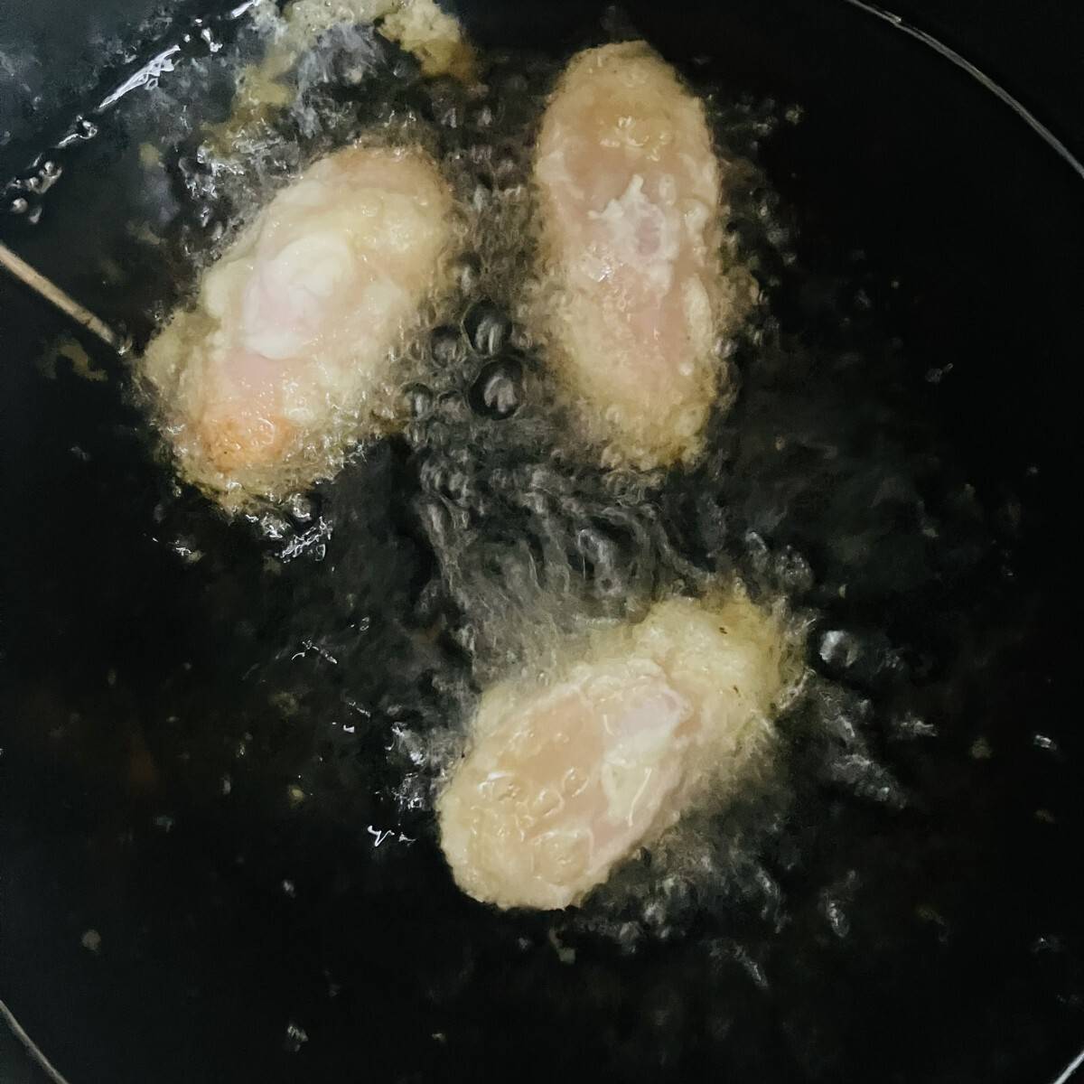 ニッスイ公式の「甘鯛の旨味ソーセージの松笠風カリカリ衣の唐揚げ」のレシピ