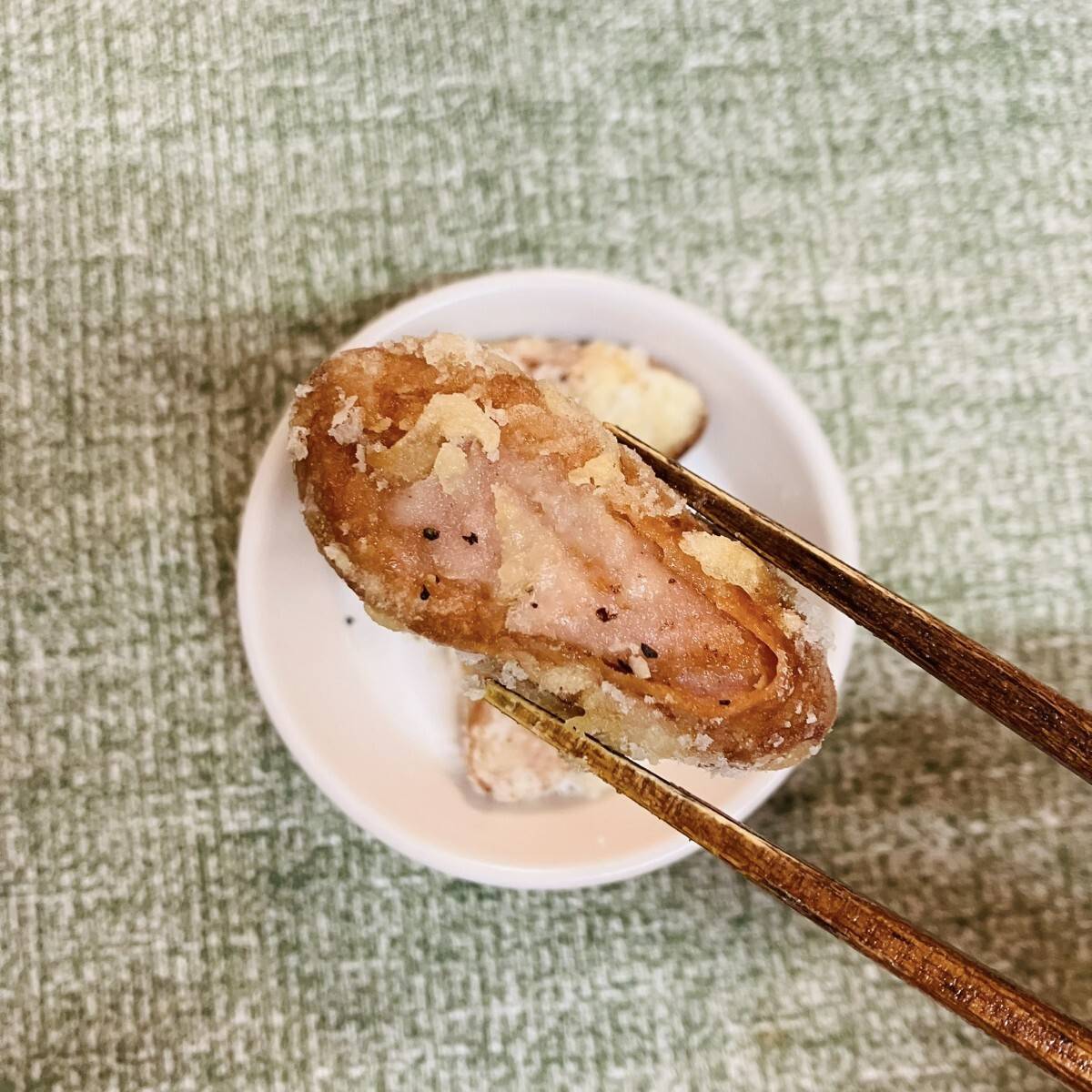 ニッスイ公式の「甘鯛の旨味ソーセージの松笠風カリカリ衣の唐揚げ」のレシピ