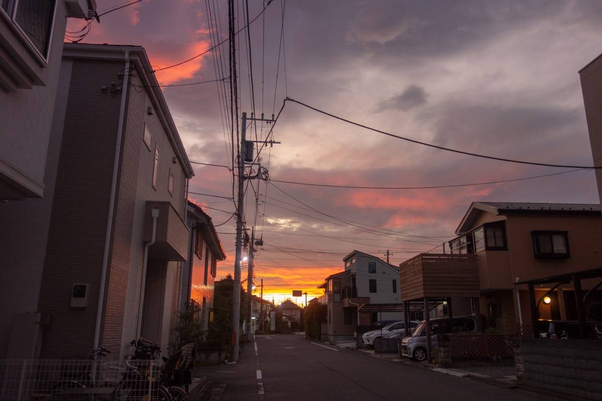 夕暮れ時の住宅街