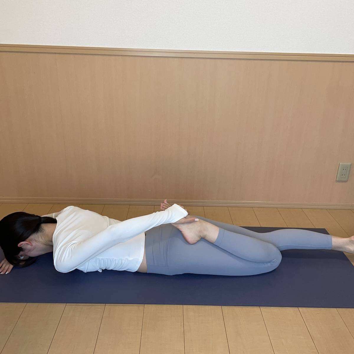 踵をお尻に近づける