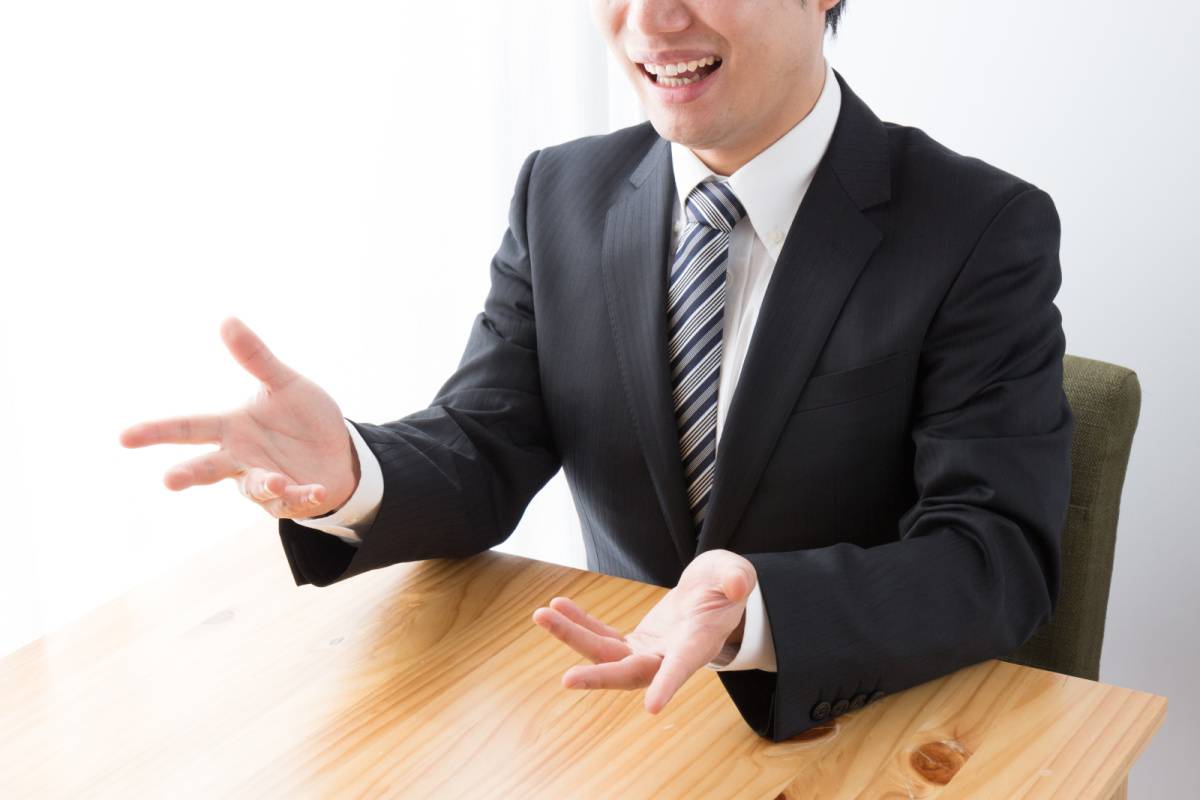話す人
