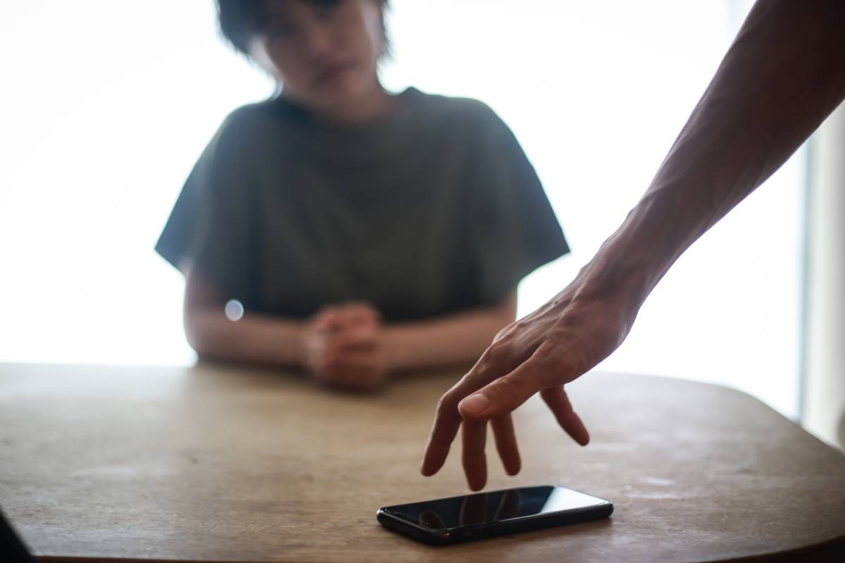 スマホを持って出ていく男性