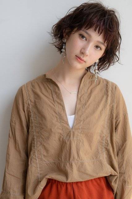 色白肌さんに似合う髪色 ヘアカラー 小顔効果を期待するなら暗めがおすすめ 4meee