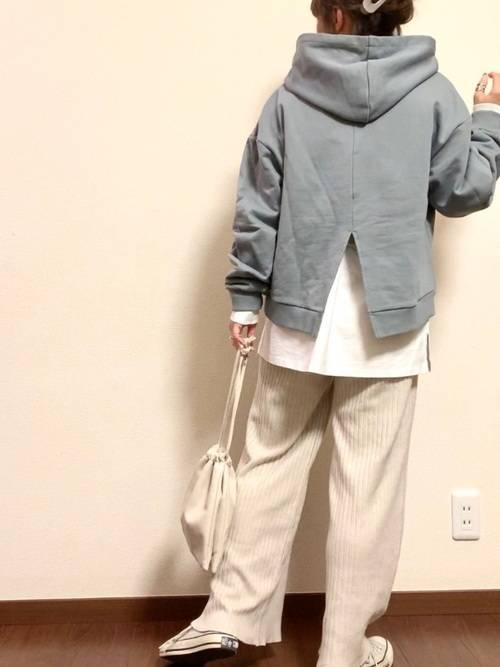 リブニットパンツを使ったおすすめ春コーデ5選 カラー使いに注目 4meee