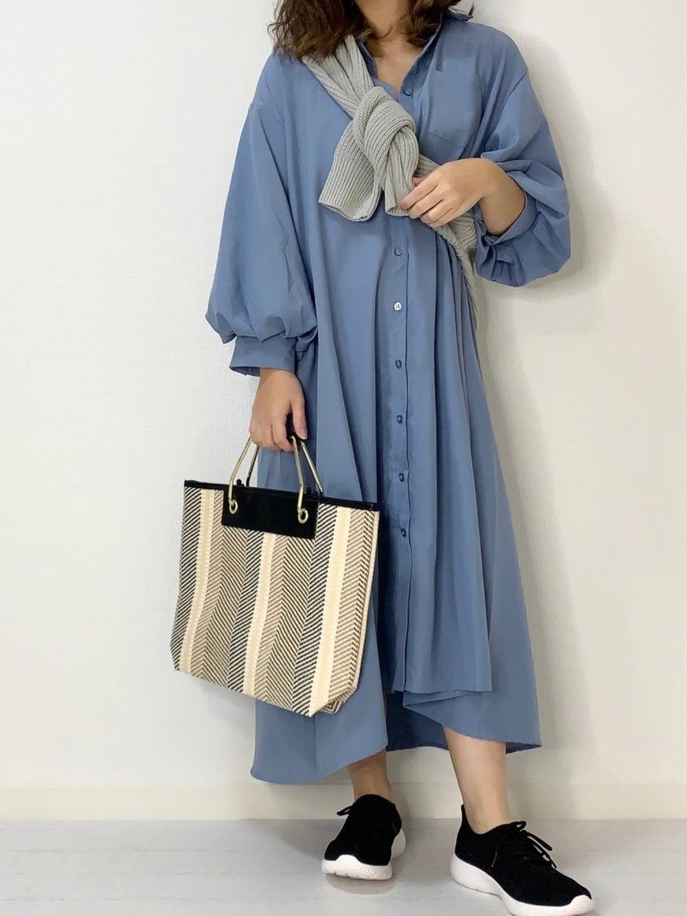 カーディガンコーデおすすめ15選 シーン別の着こなし グレー編 4meee