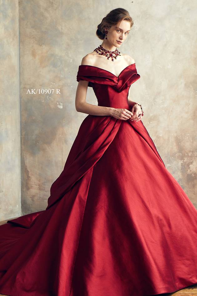 レッド系 小顔に見えるおすすめの大人可愛いウェディングドレス4選 4meee