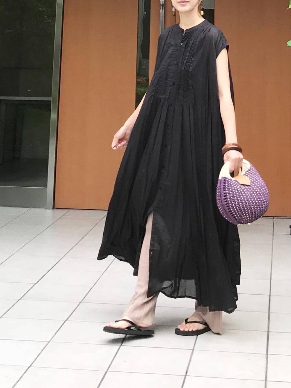 夏コーデの女性