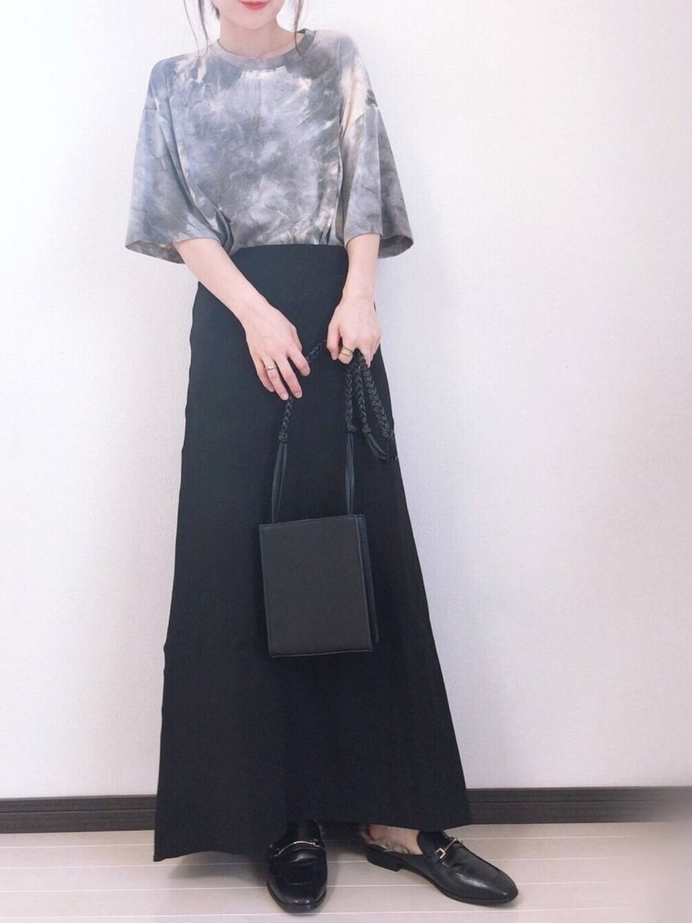 初秋コーデの女性