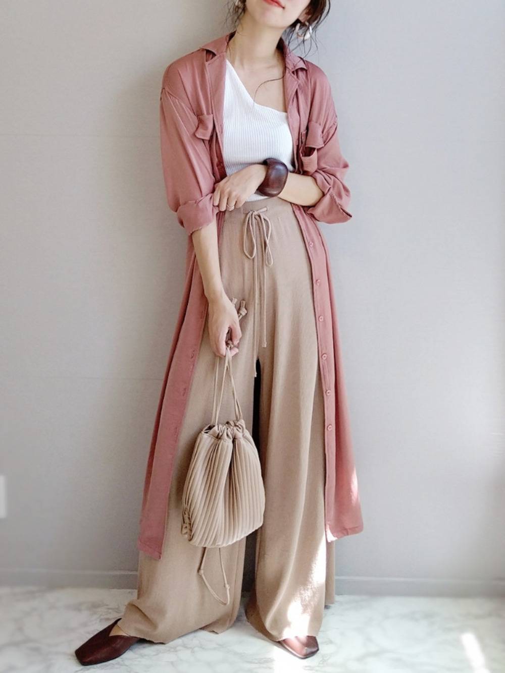 大きいお尻をカバーするサテンワンピースコーデ4選 初秋におすすめ 4meee