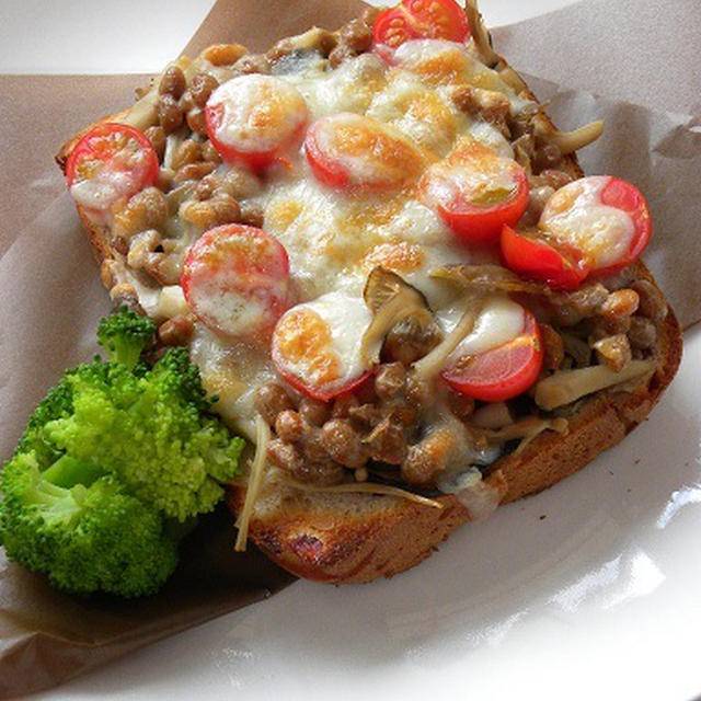 納豆とキノコのチーズトースト