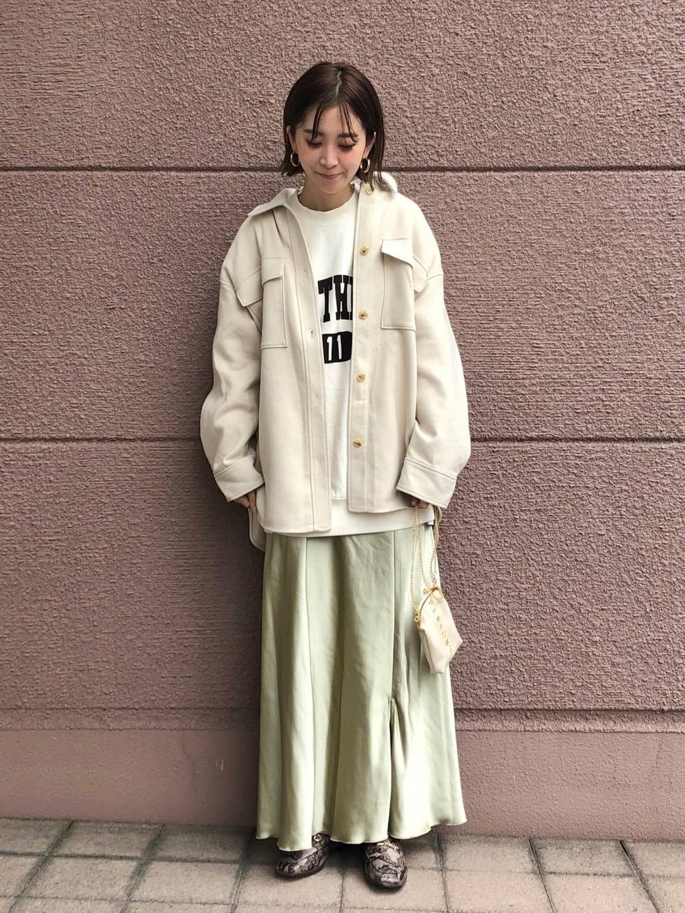 秋コーデの女性