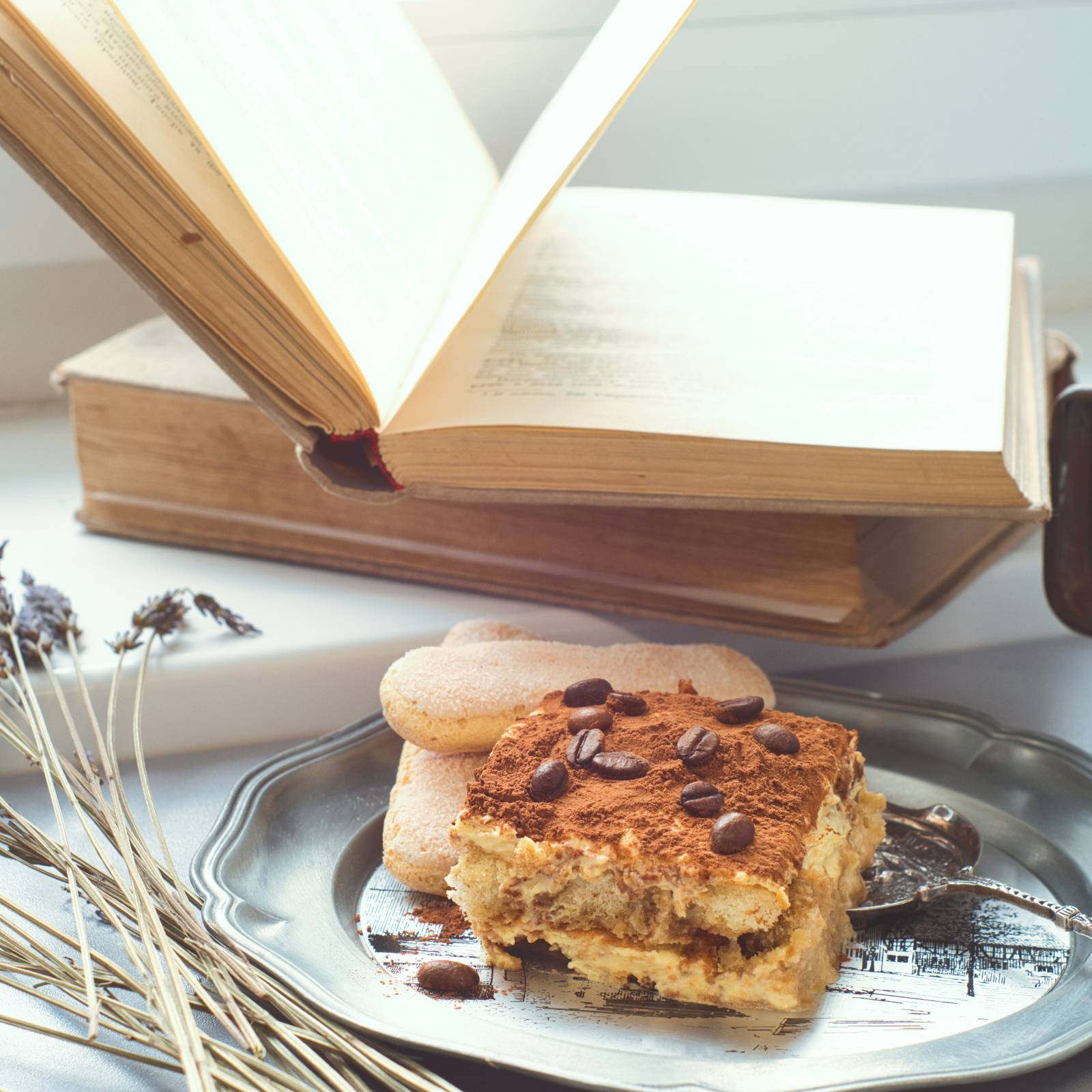 本とケーキ