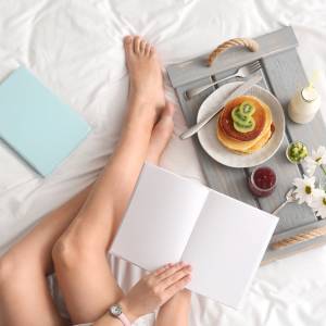  読書をする女性 