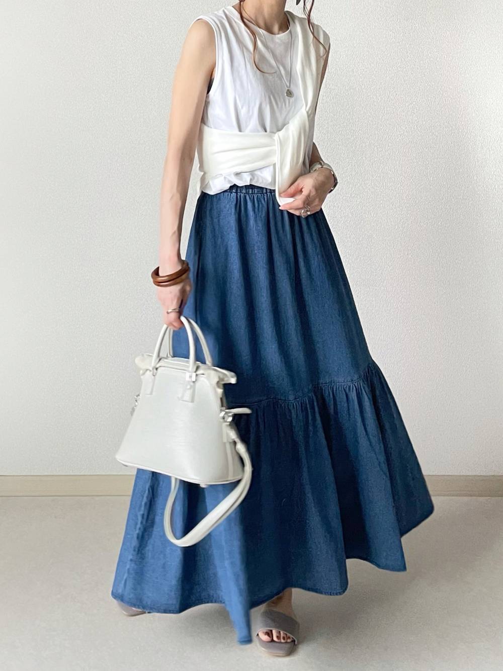 初夏コーデの女性