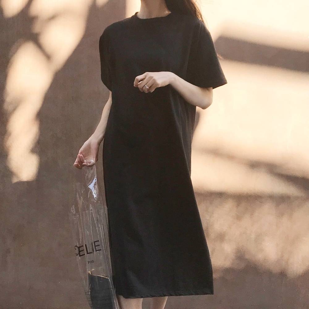 Tシャツワンピを着た女性