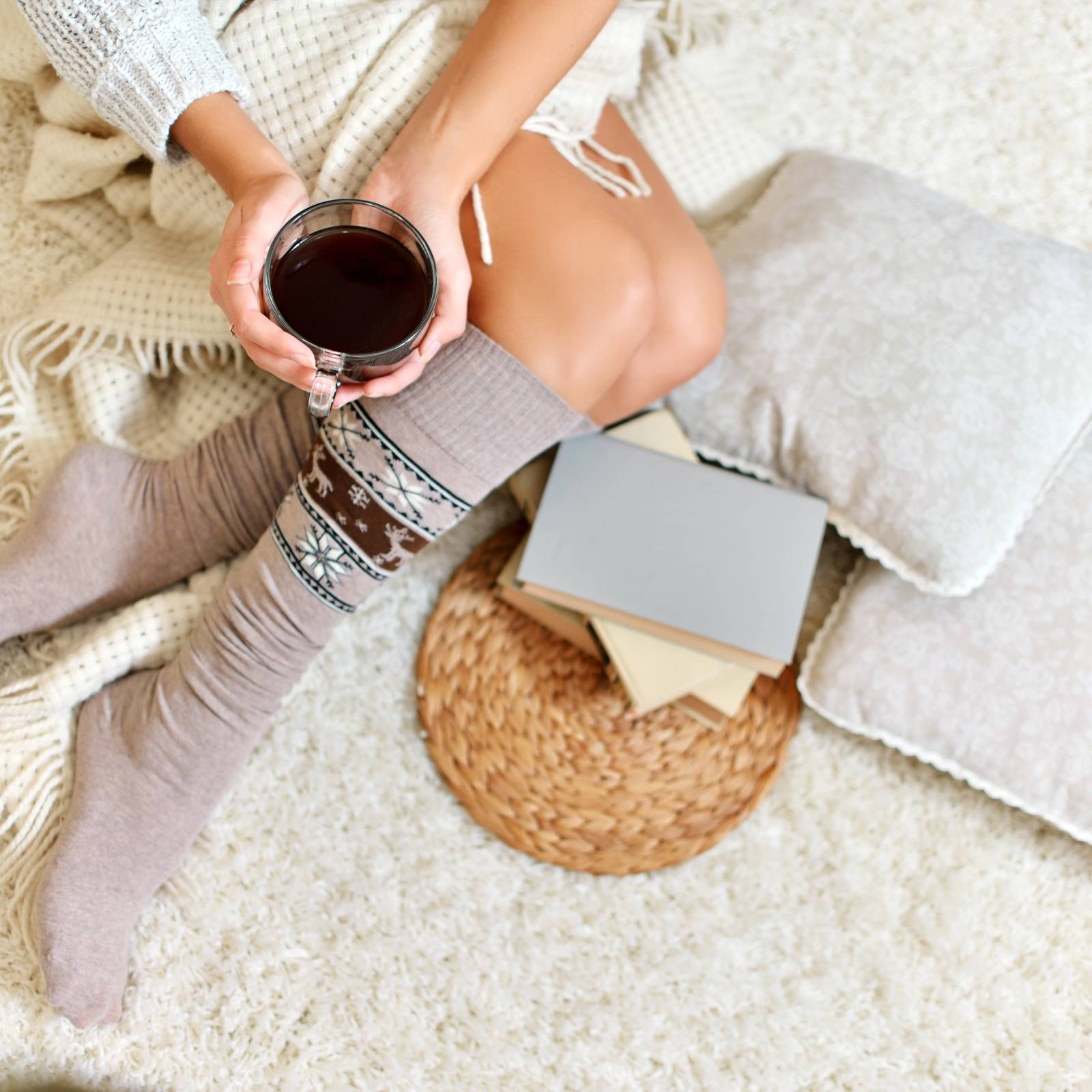 コーヒーを飲む女性と本