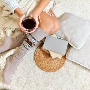  コーヒーを飲む女性と本 