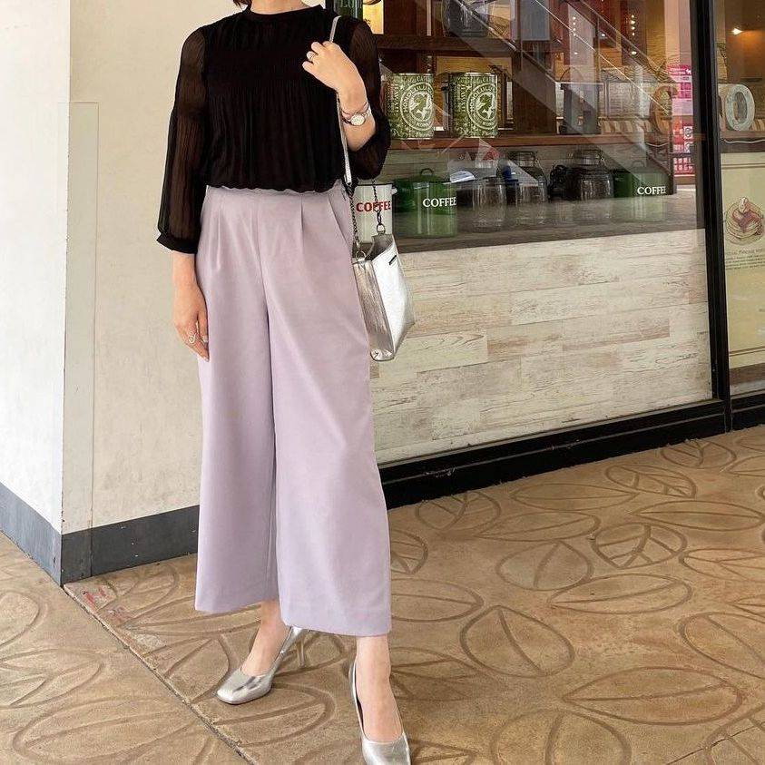 黒ブラウス で作る時代遅れを回避する春コーデおすすめ5選 夏も 4meee