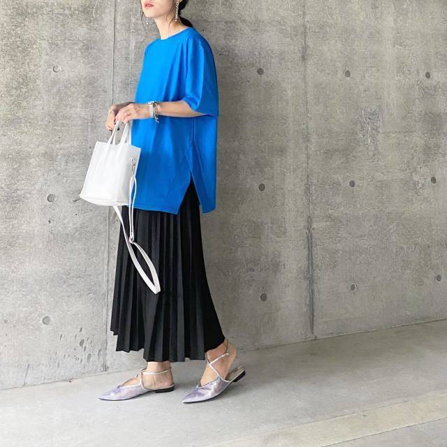 黒スカートコーデの女性