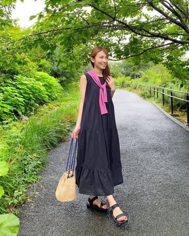 Guワンピース があれば秒で決まる 反則級に細く見える梅雨コーデ 4meee