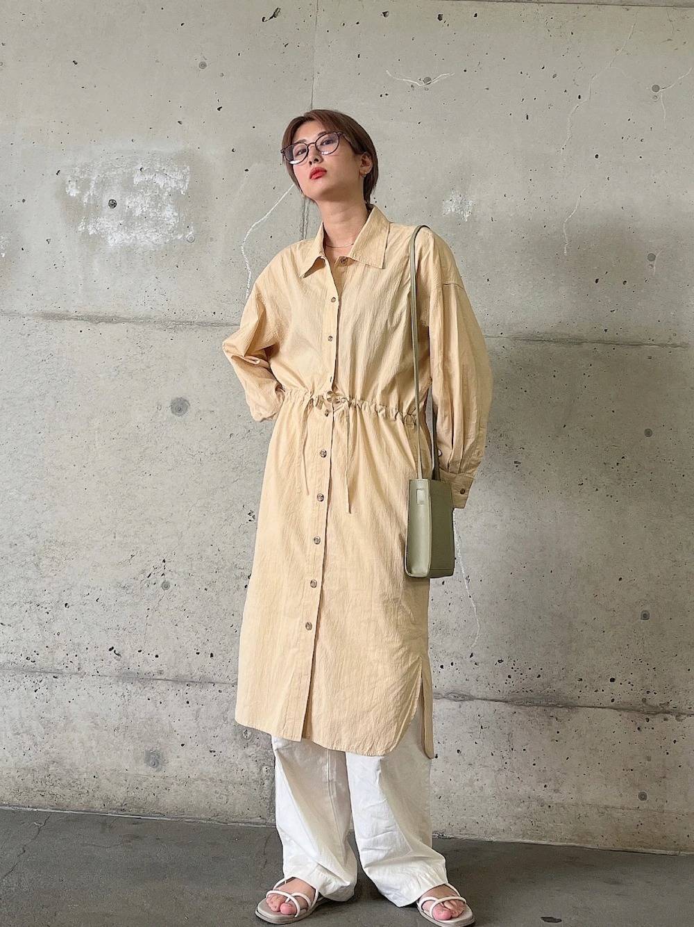 ワンピースコーデの女性