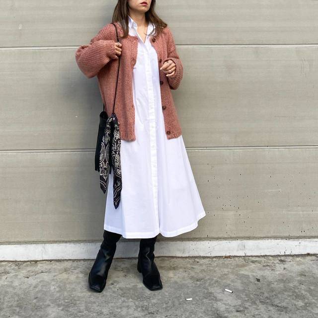 ワンピースコーデの女性