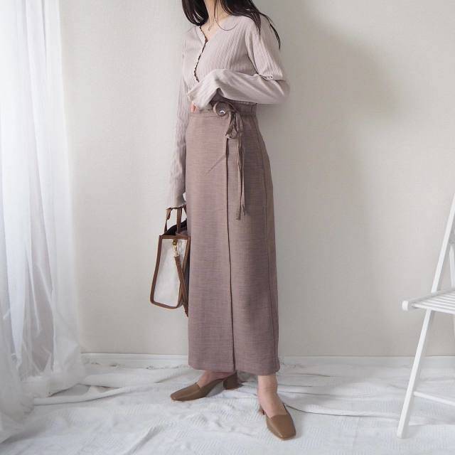 スカートコーデの女性