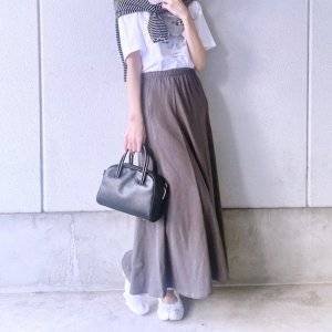  スカートコーデの女性 