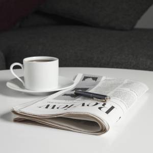 新聞紙とコーヒーとペン