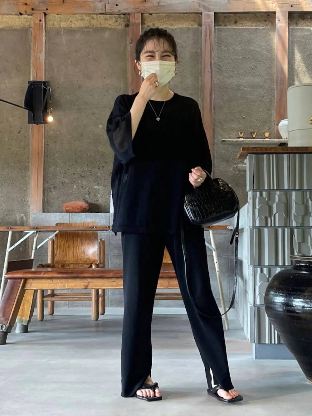 太って見えない 黒パンツ の夏コーデ5選 オールブラックがおすすめ 4meee