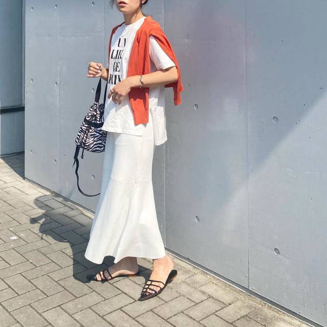スカートコーデの女性