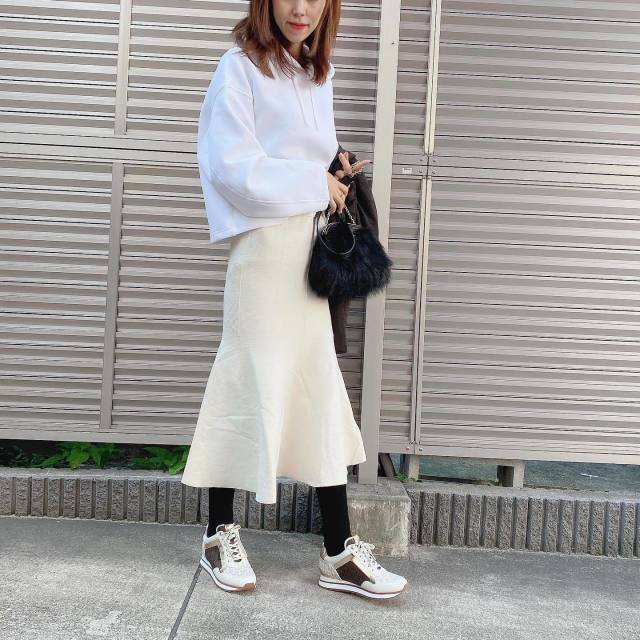 スカートコーデの女性
