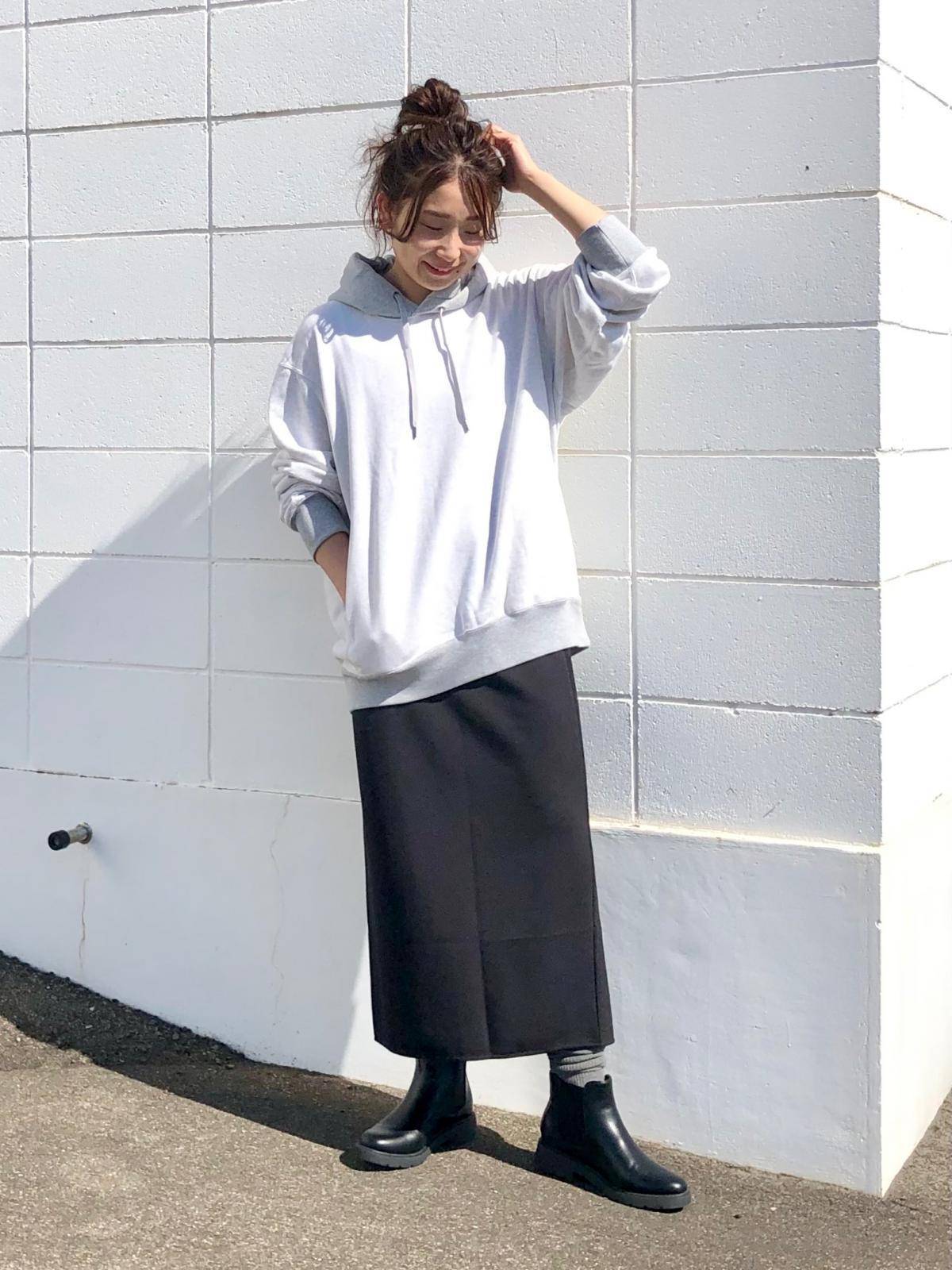 スカートコーデの女性