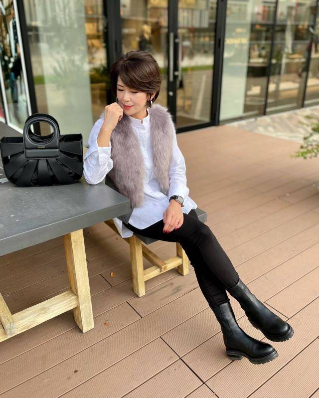 パンツコーデの女性